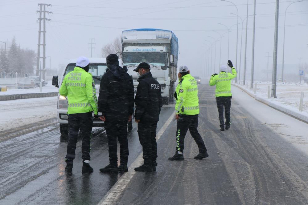 Aksaray - Konya Karayolu trafiğe kapatıldı - Resim : 4