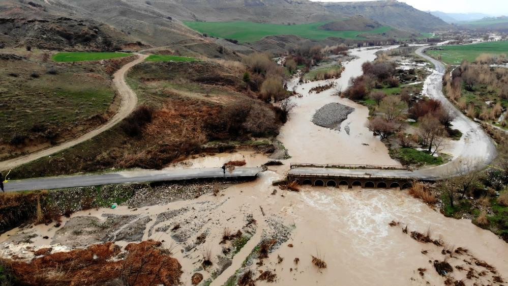 Köprü yıkıldı, dereler taştı, araziler su altında kaldı - Resim : 2
