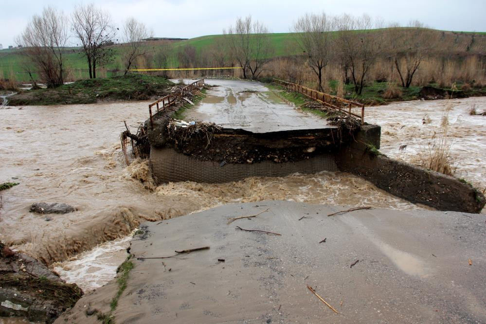 Köprü yıkıldı, dereler taştı, araziler su altında kaldı - Resim : 6