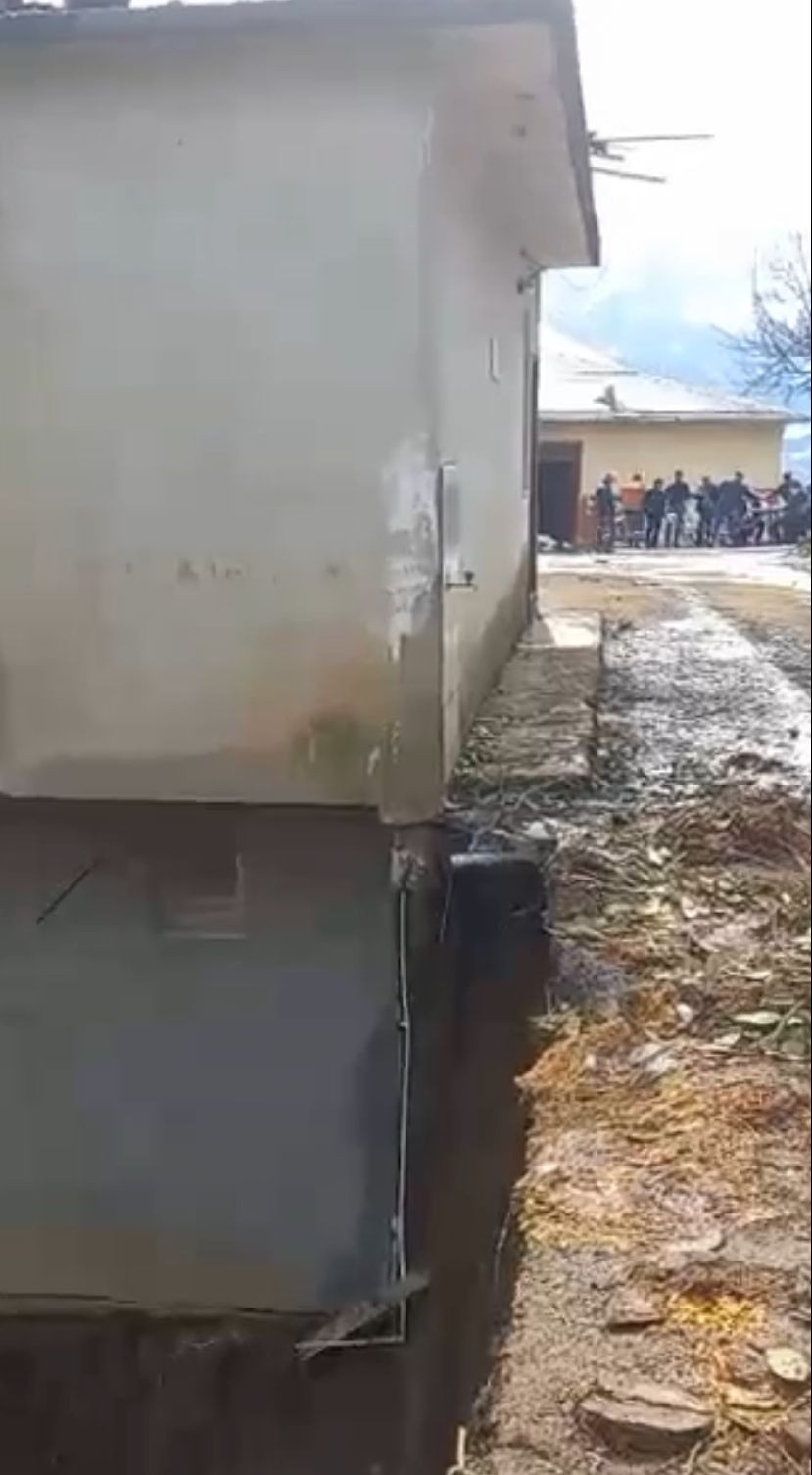 Trabzon’da heyelan! 2 katlı bina boşaltıldı… - Resim : 1