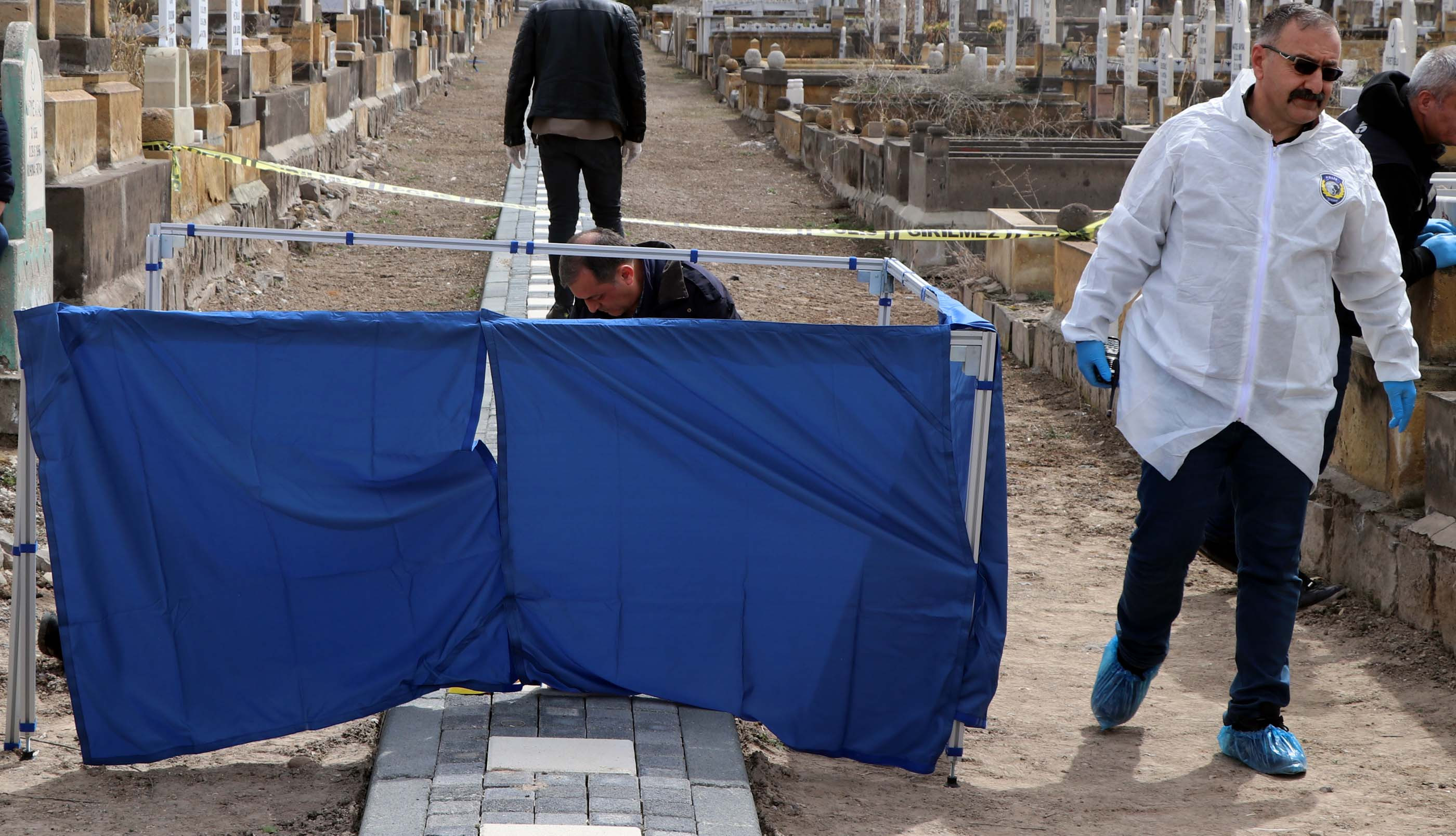 Mezarlıkta kadın cesedi bulundu - Resim : 4