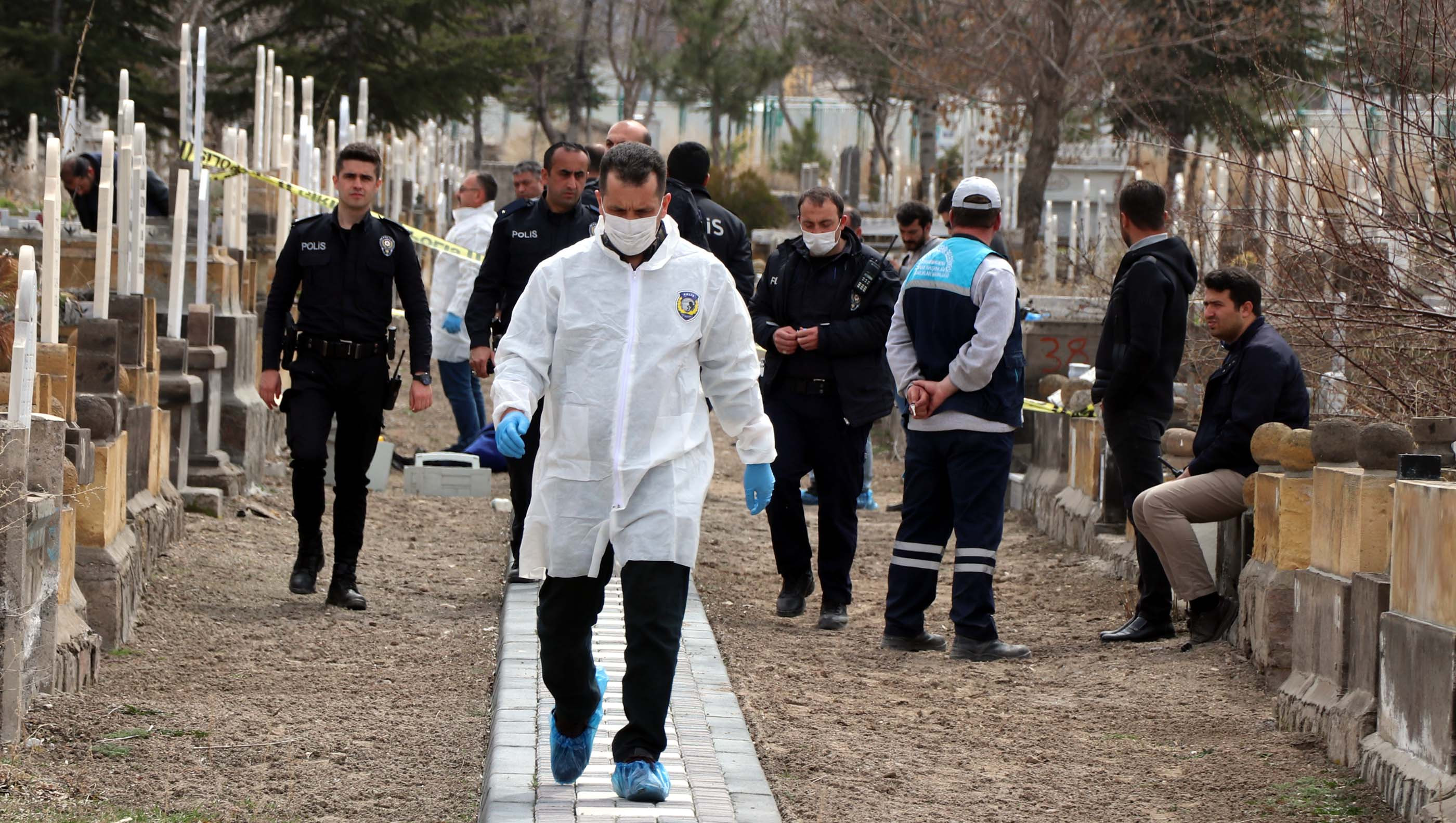 Mezarlıkta kadın cesedi bulundu - Resim : 5