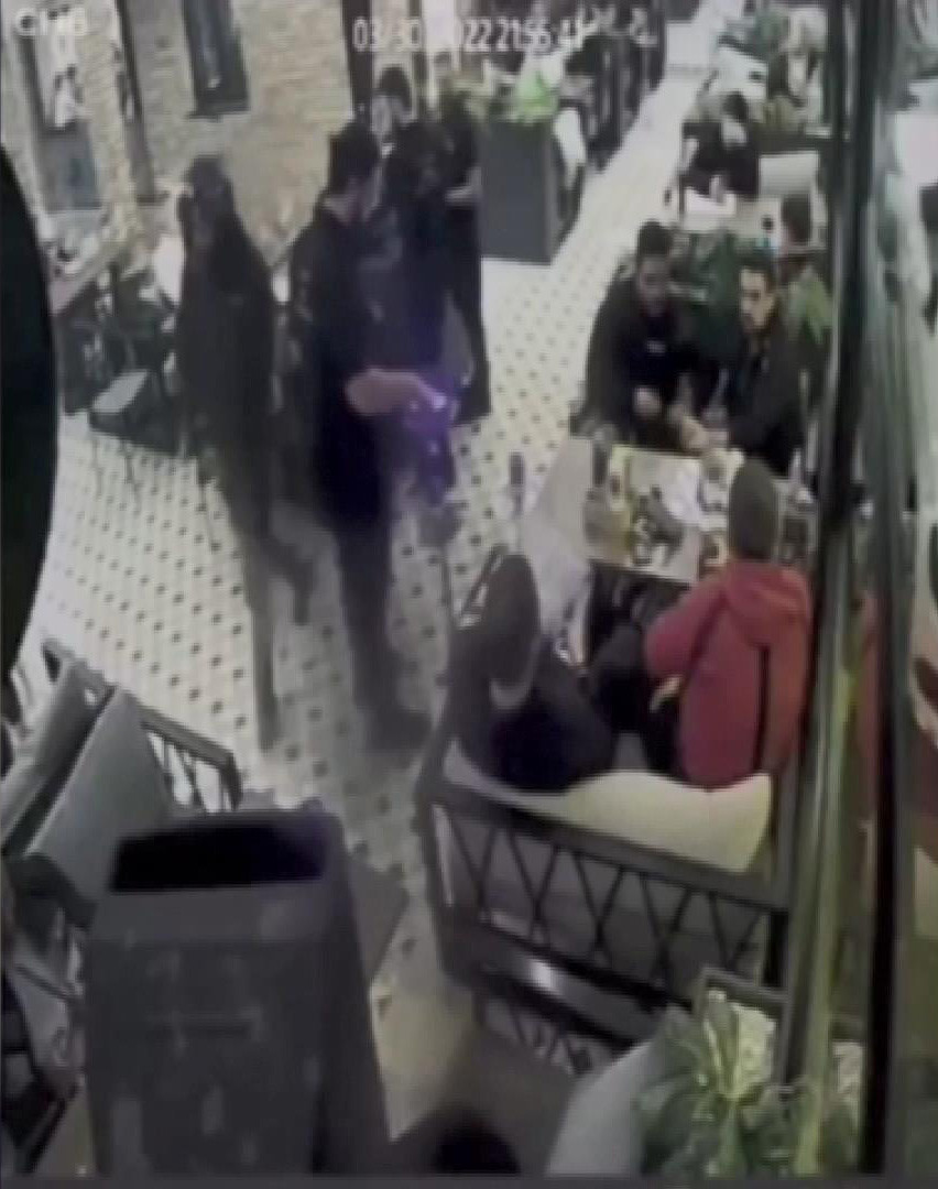 Kafede kanlı infaz! Kasklı saldırgan spor eğitmenine kurşun yağdırdı - Resim : 3