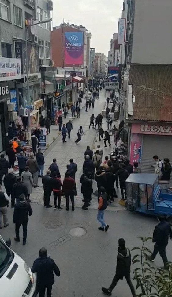 Sokak ortasında sopalı, tekmeli, yumruklu kavga! Ortalık savaş alanına döndü… - Resim : 2