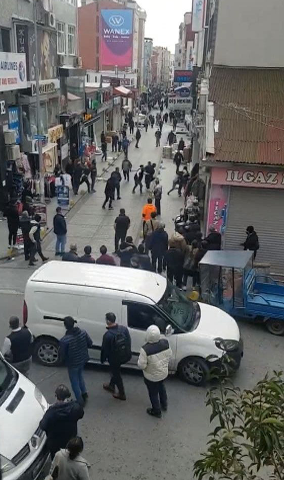 Sokak ortasında sopalı, tekmeli, yumruklu kavga! Ortalık savaş alanına döndü… - Resim : 5