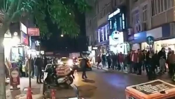 Evinin penceresinden çıkan kadın eşyalarını sokağa fırlattı - Resim : 4