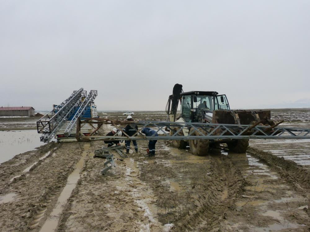 Fırtına dev gibi elektrik direklerini devirdi - Resim : 2