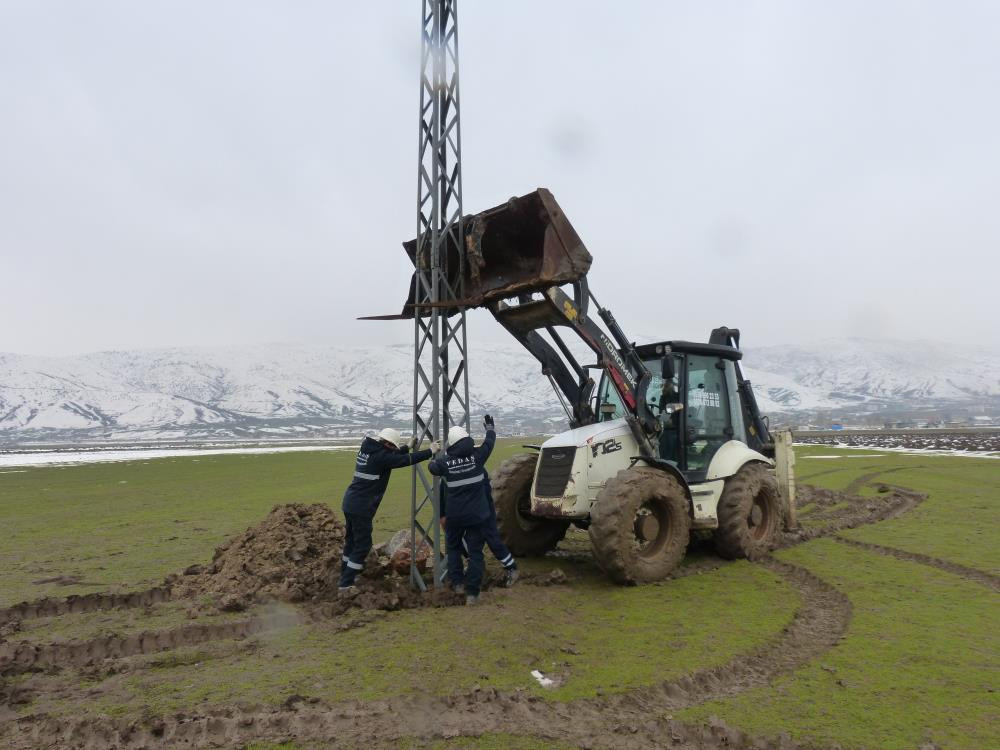 Fırtına dev gibi elektrik direklerini devirdi - Resim : 4