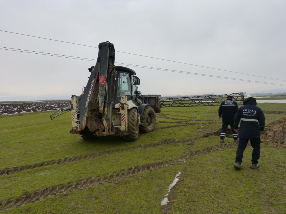 Fırtına dev gibi elektrik direklerini devirdi - Resim : 6