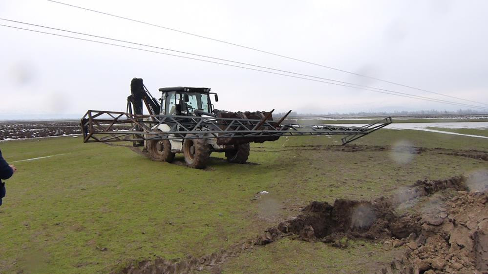 Fırtına dev gibi elektrik direklerini devirdi - Resim : 7
