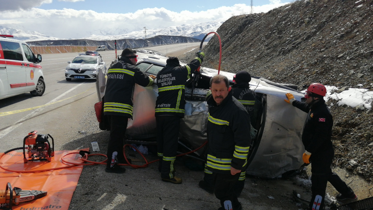 Erzincan’da otomobil devrildi: 1 ölü, 1 yaralı - Resim : 1