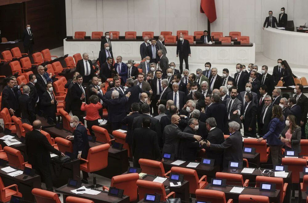 Meclis'te yumruklu kavga. CHP'li ve MHP'li vekiller birbirine girdi - Resim : 1