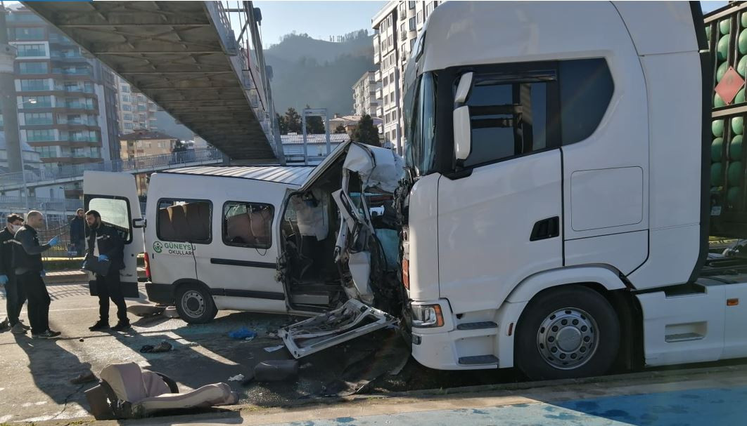 Öğrenci servisi TIR’a çarptı! Ölü ve yaralılar var… - Resim : 5
