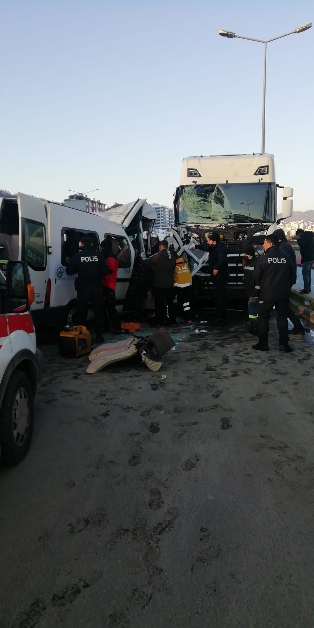 Öğrenci servisi TIR’a çarptı! Ölü ve yaralılar var… - Resim : 6