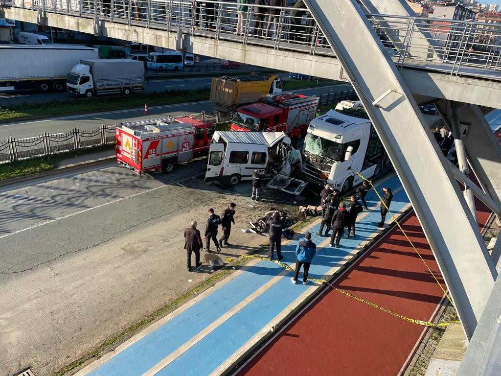 Öğrenci servisi TIR’a çarptı! Ölü ve yaralılar var… - Resim : 7