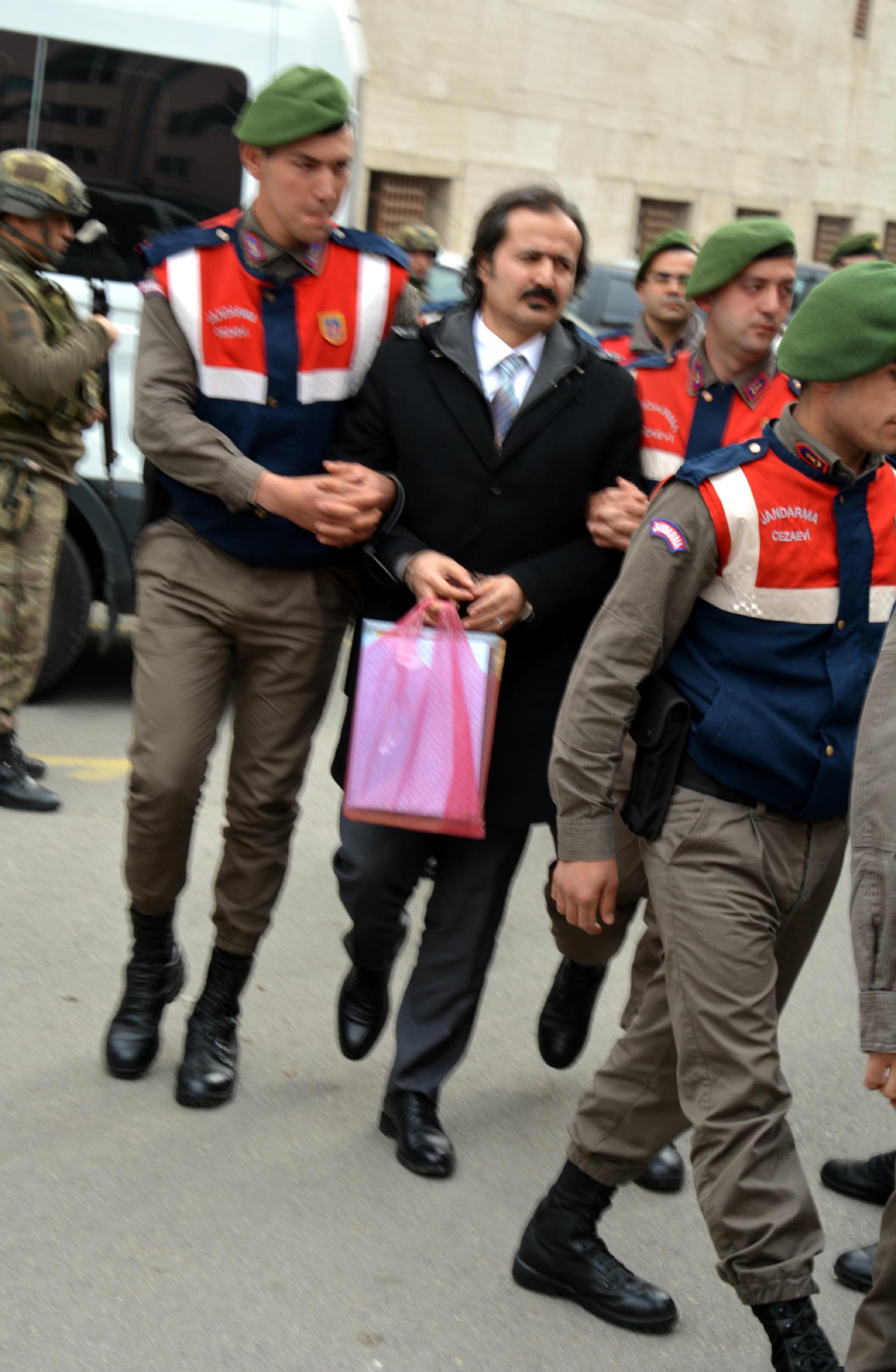 Albay Yurdakul Akkuş'a verilen ceza bozuldu - Resim : 1