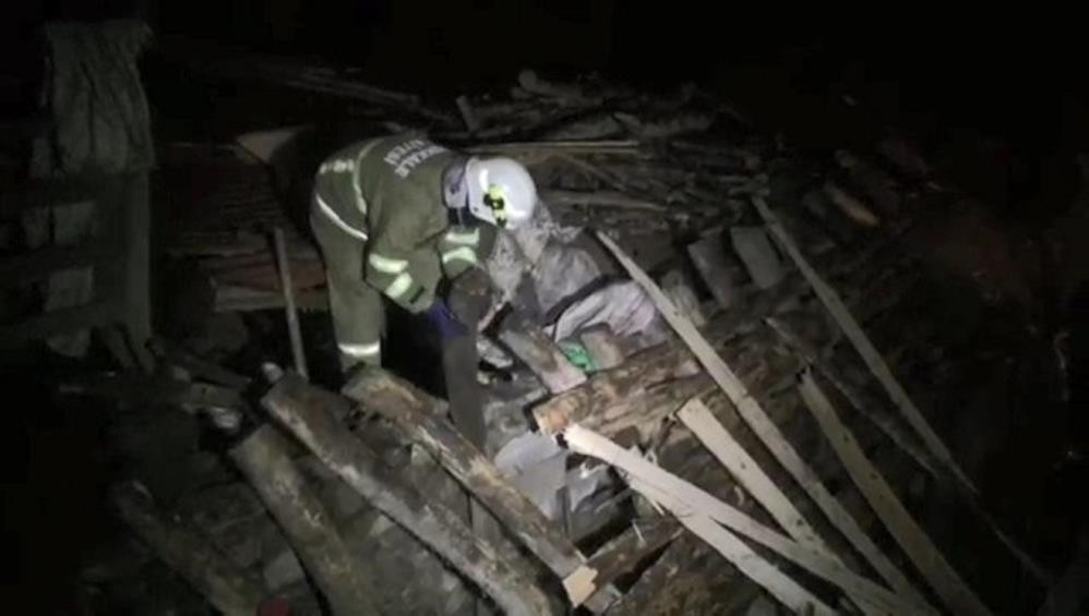 Çöken ahırda can pazarı - Resim : 2