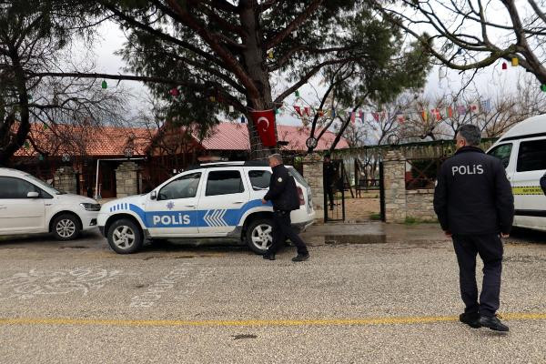 Kuşadası Belediyesi eski Başkanı Özer Kayalı'ya silahlı saldırı. Öğle yemeği için restorana gitmişti - Resim : 3