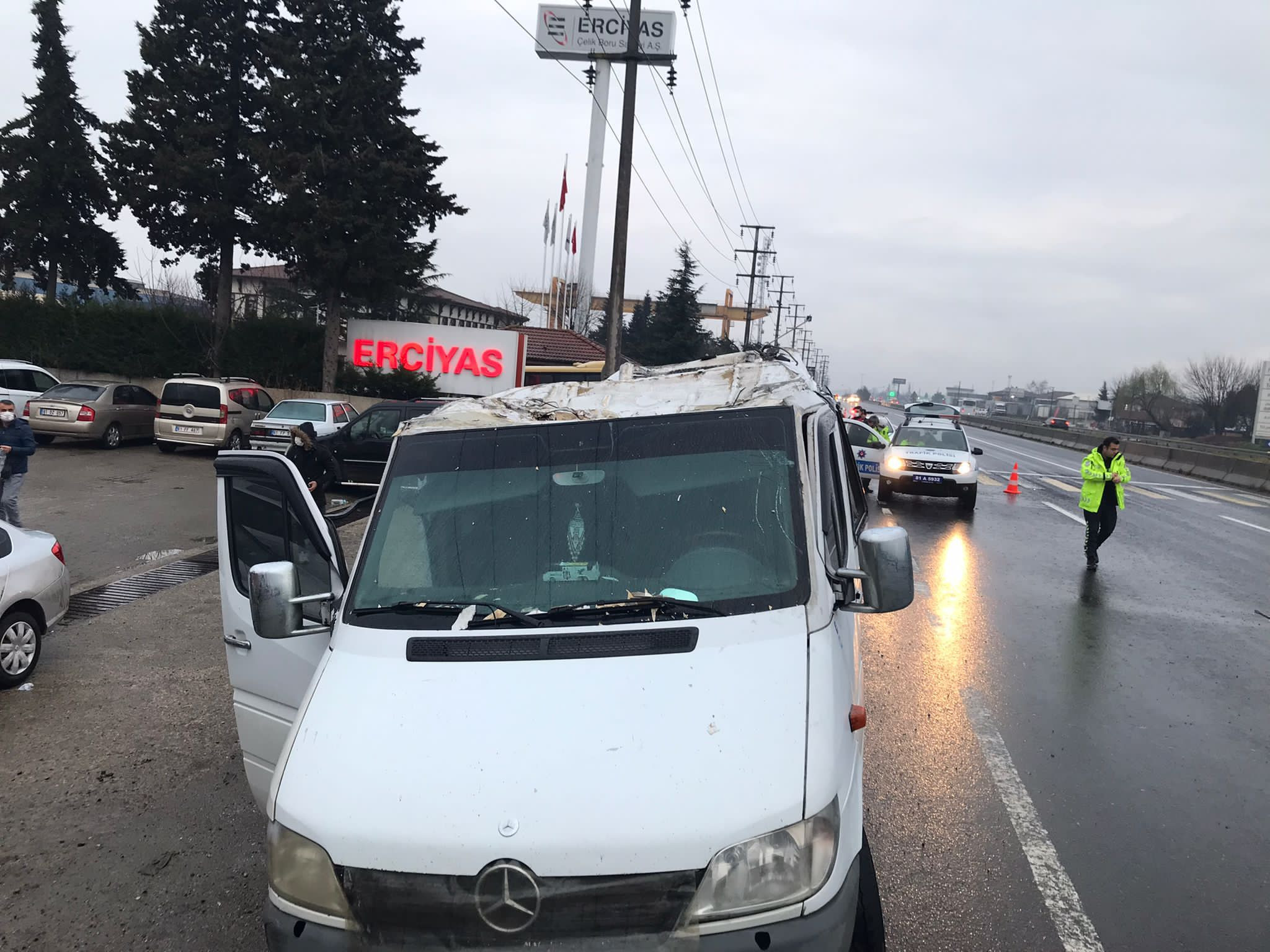 İşçi servisi TIR’ın taşıdığı boruya çarptı! Tavan çöktü, yaralılar var... - Resim : 3