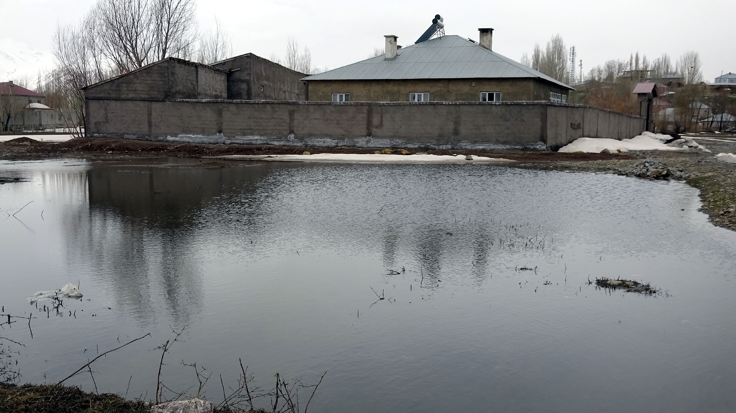 Hakkari'de dere taştı! Ova ve evler su altında kaldı… - Resim : 1