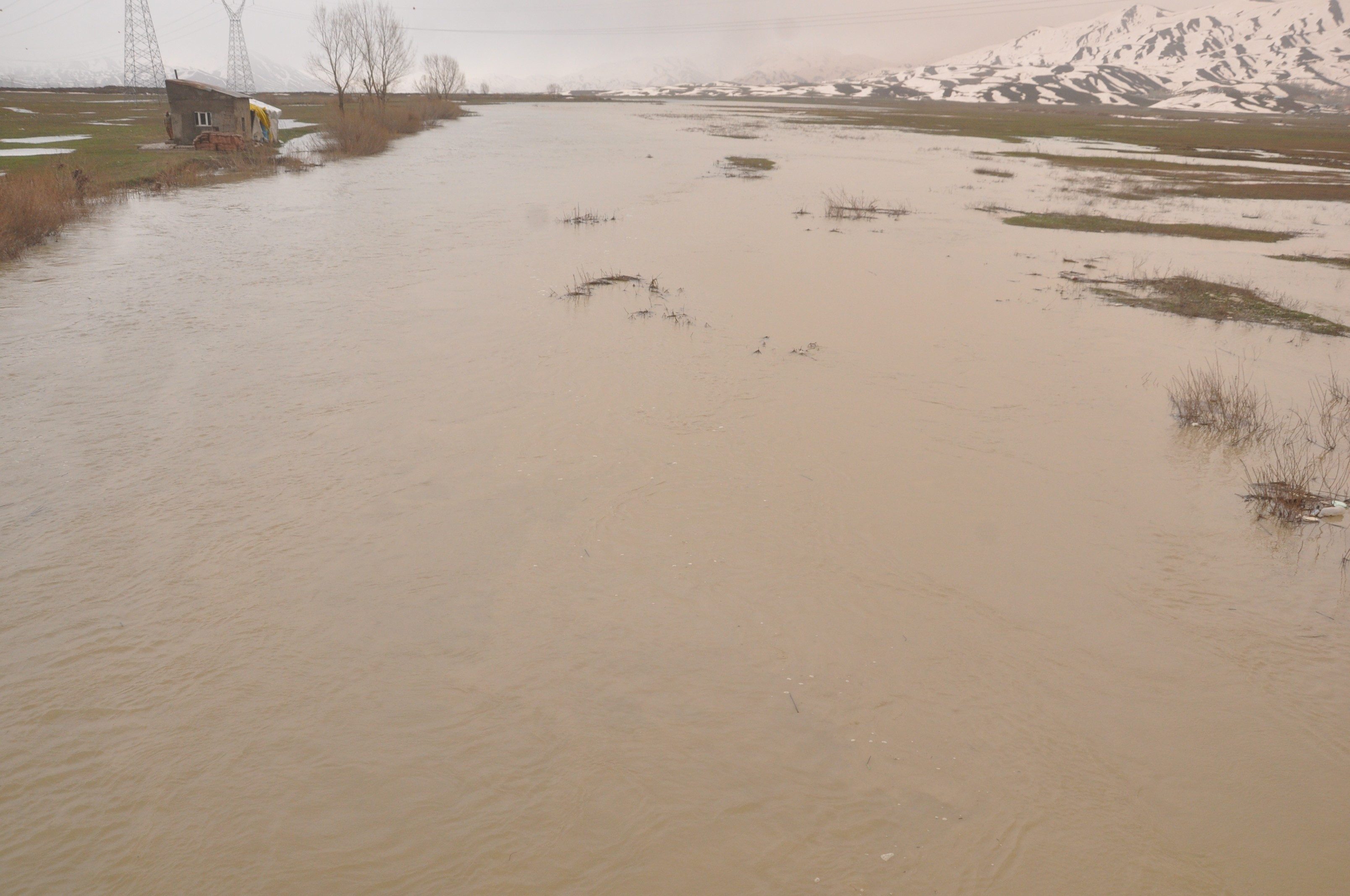 Hakkari'de dere taştı! Ova ve evler su altında kaldı… - Resim : 6
