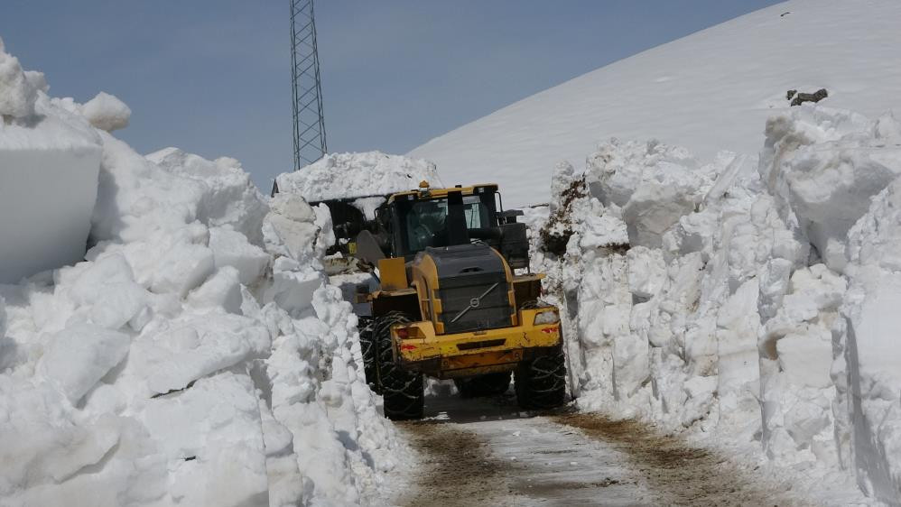 30 yılın en sert kışında 6 metrelik kar dozerleri zorladı - Resim : 4