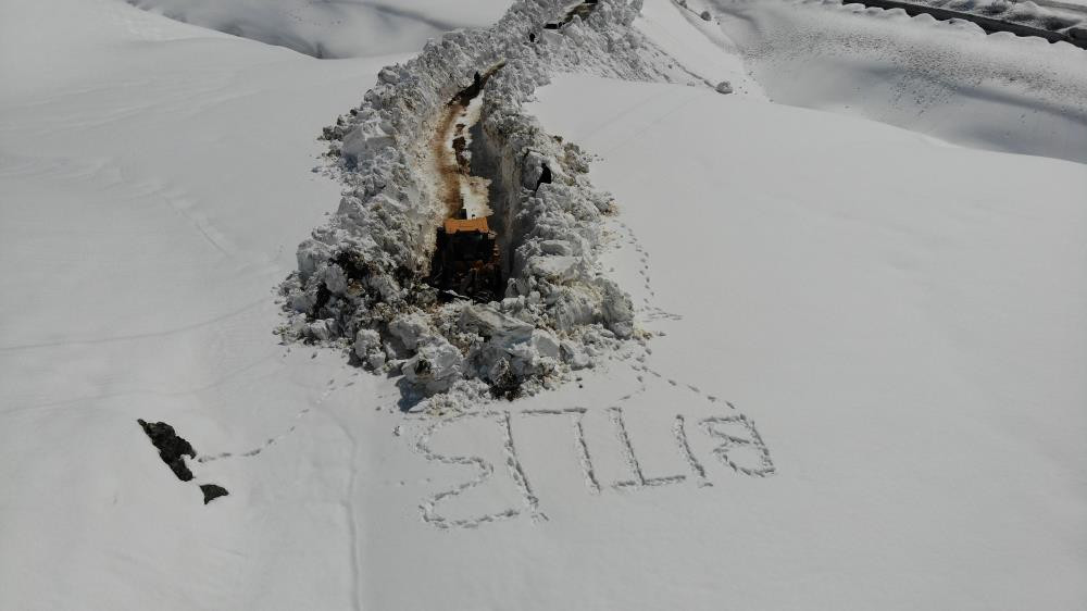 30 yılın en sert kışında 6 metrelik kar dozerleri zorladı - Resim : 5