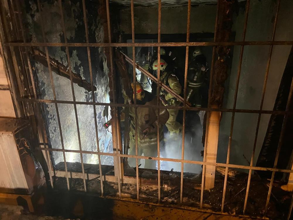 Fatih’te alevler pencereden püskürdü. Can pazarı yaşandı - Resim : 2