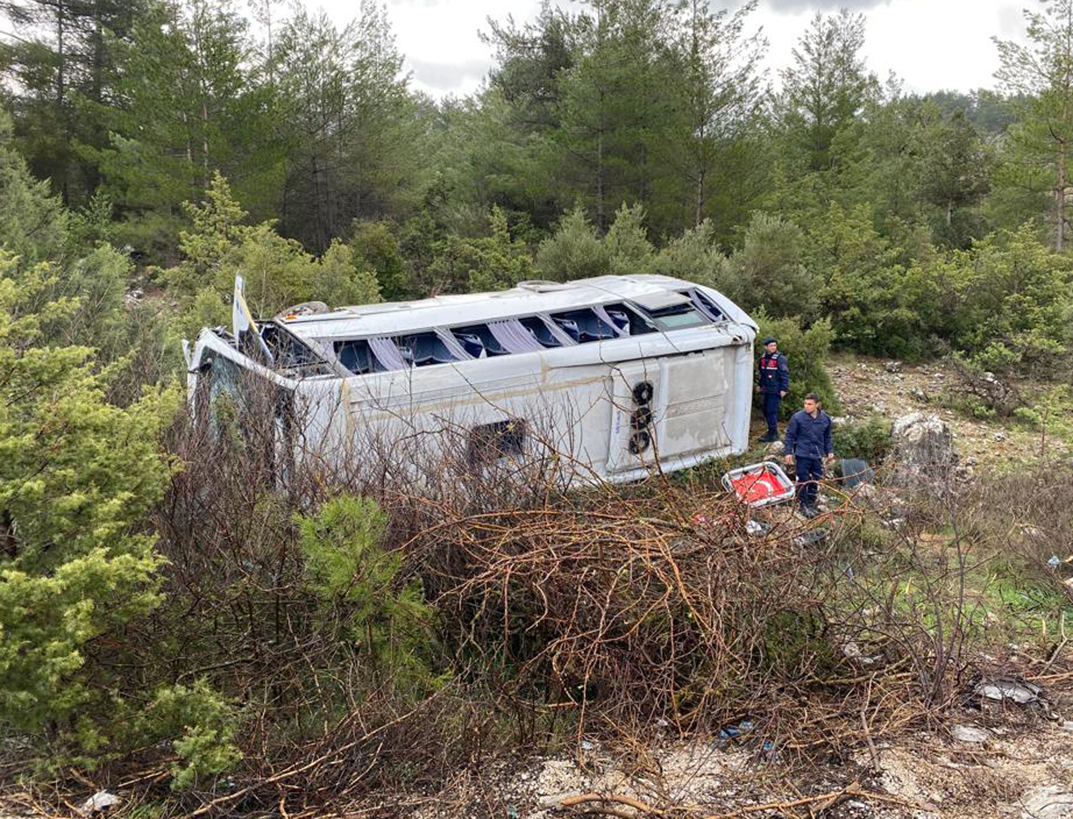 ABD'li turistlerin tur midibüsü devrildi! Çok sayıda yaralı var... - Resim : 1