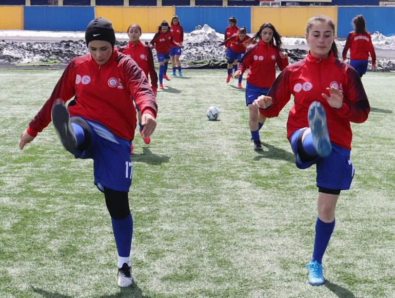 Çocuk yaşta gelin olmamak için yeşil sahaya çıktılar - Resim : 2