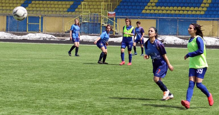 Çocuk yaşta gelin olmamak için yeşil sahaya çıktılar - Resim : 3