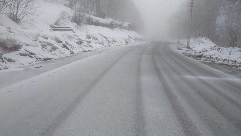 İstanbul'un dibinde kar lapa lapa yağıyor. Kar kalınlığı 90 santimetre - Resim : 1