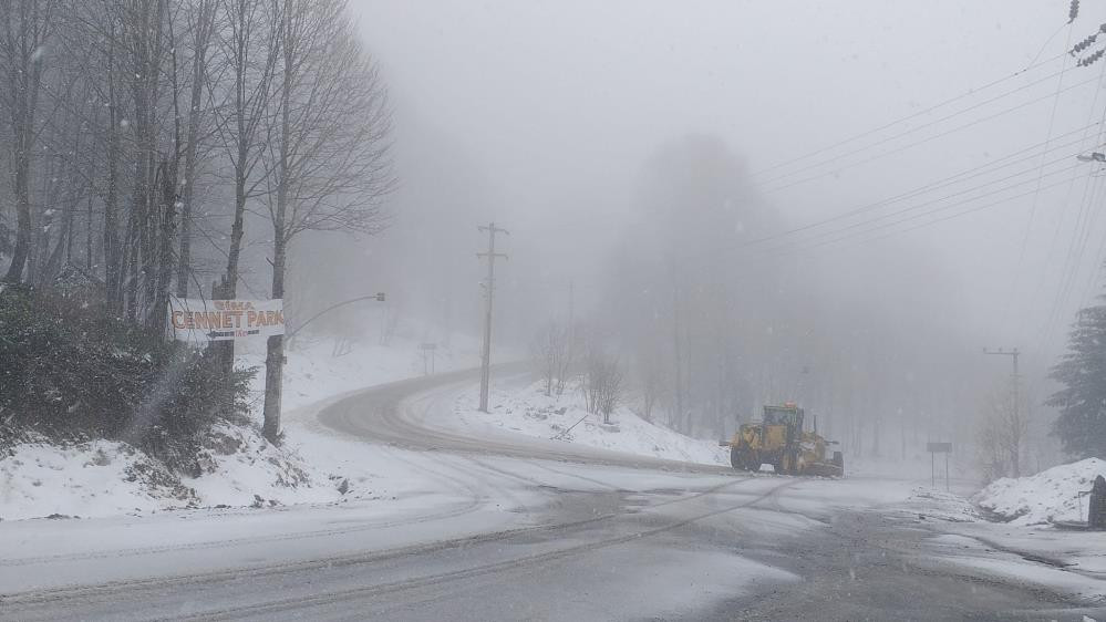 İstanbul'un dibinde kar lapa lapa yağıyor. Kar kalınlığı 90 santimetre - Resim : 3