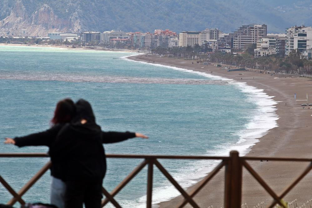 Antalya’da hava bir anda buz kesti - Resim : 2
