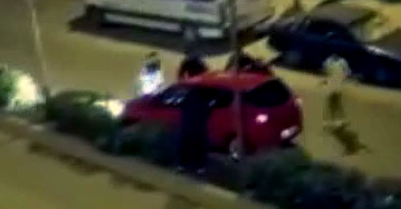 Aracını parçaladı kadının ve çocuğun çığlık sesleri sokakta yankılandı - Resim : 2