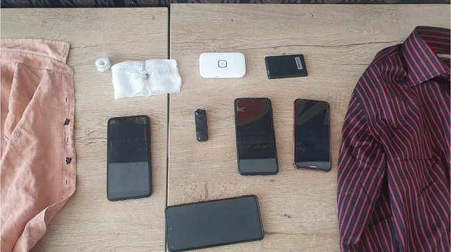 Ehliyet sınavında kopya çekenler düzenekleriyle beraber yakalandı - Resim : 3