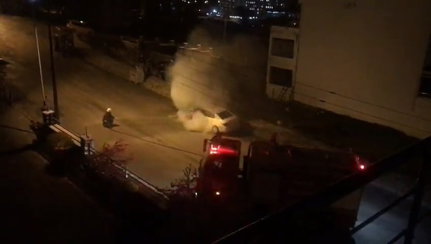 Park halindeki araç yandı - Resim : 2