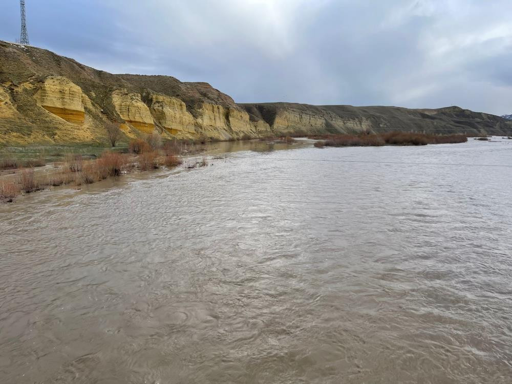 Karlar eridi Aras Nehri coştu - Resim : 3