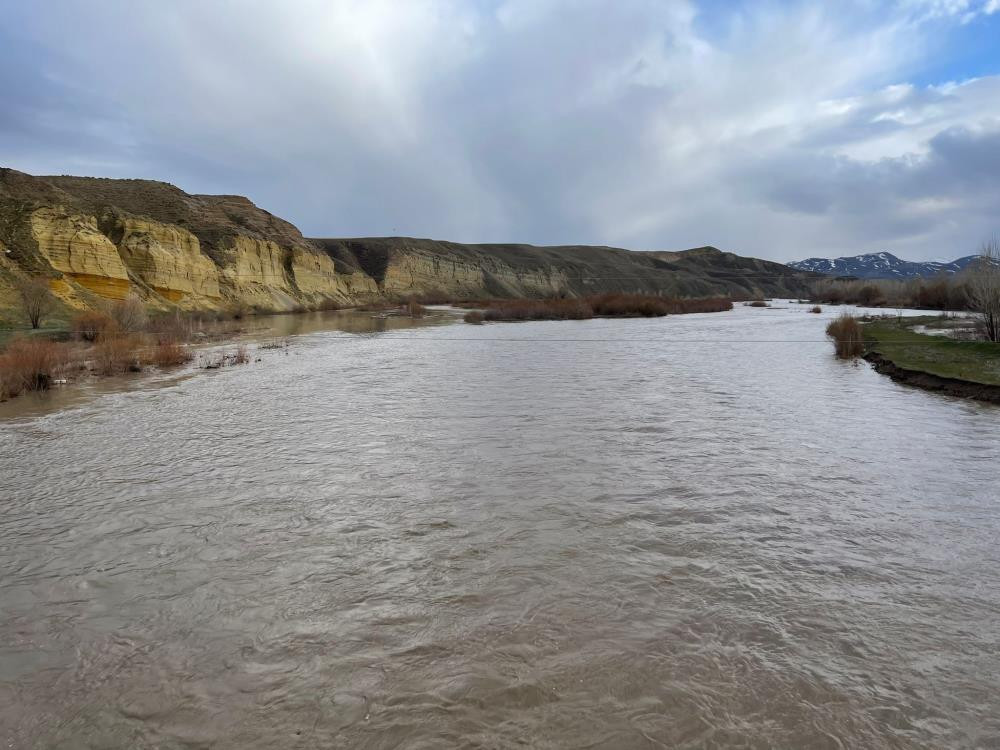 Karlar eridi Aras Nehri coştu - Resim : 5