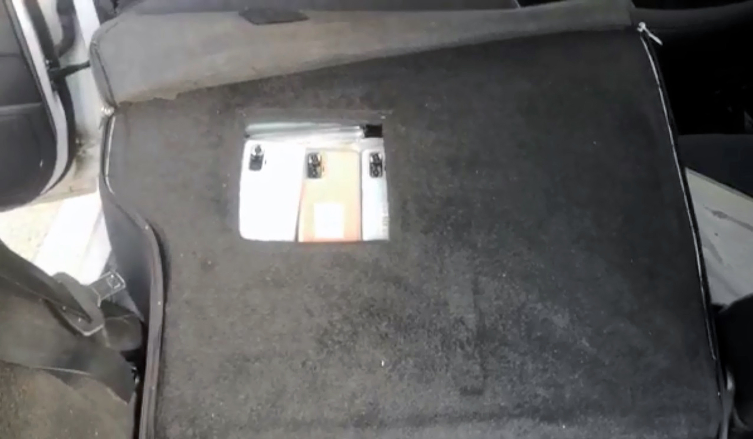 Otomobillerdeki zulalarda kaçak cep telefonları çıktı - Resim : 3