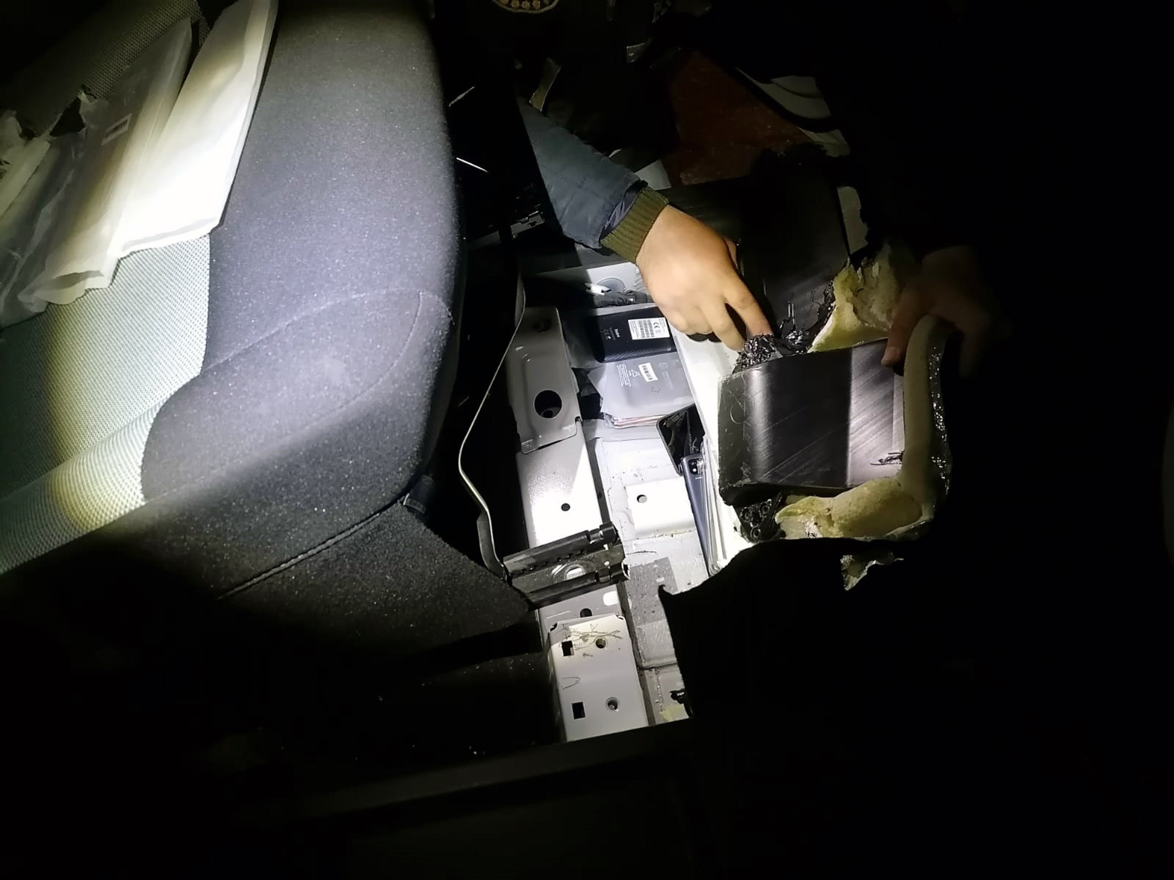 Otomobillerdeki zulalarda kaçak cep telefonları çıktı - Resim : 6