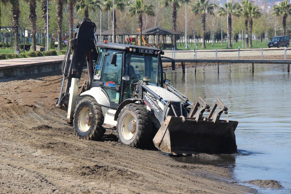 Sahile inenin burnu tıkanıyor kaçacak delik arıyor - Resim : 4