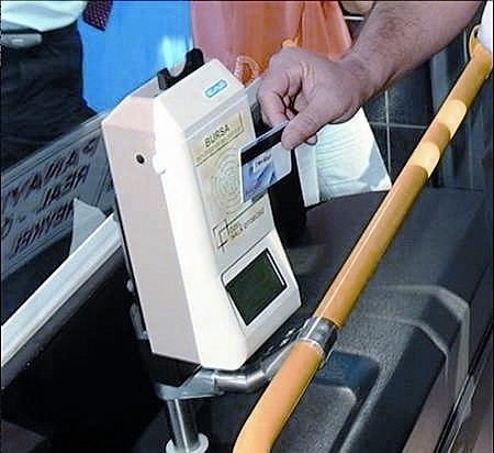 Toplu taşımada yaş sınırı kaldırıldı. Şehirde öğrenciler bayram etti - Resim : 2