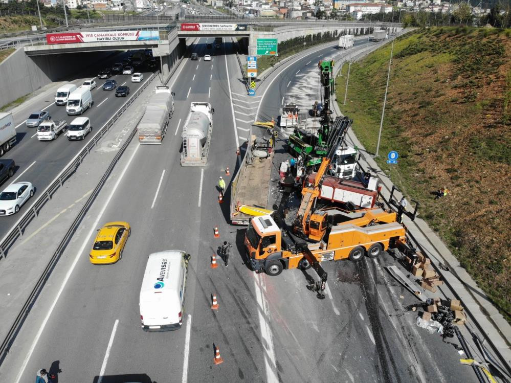İstanbul TIR'ın dorsesindeki iş makinesi otoyola düştü - Resim : 1