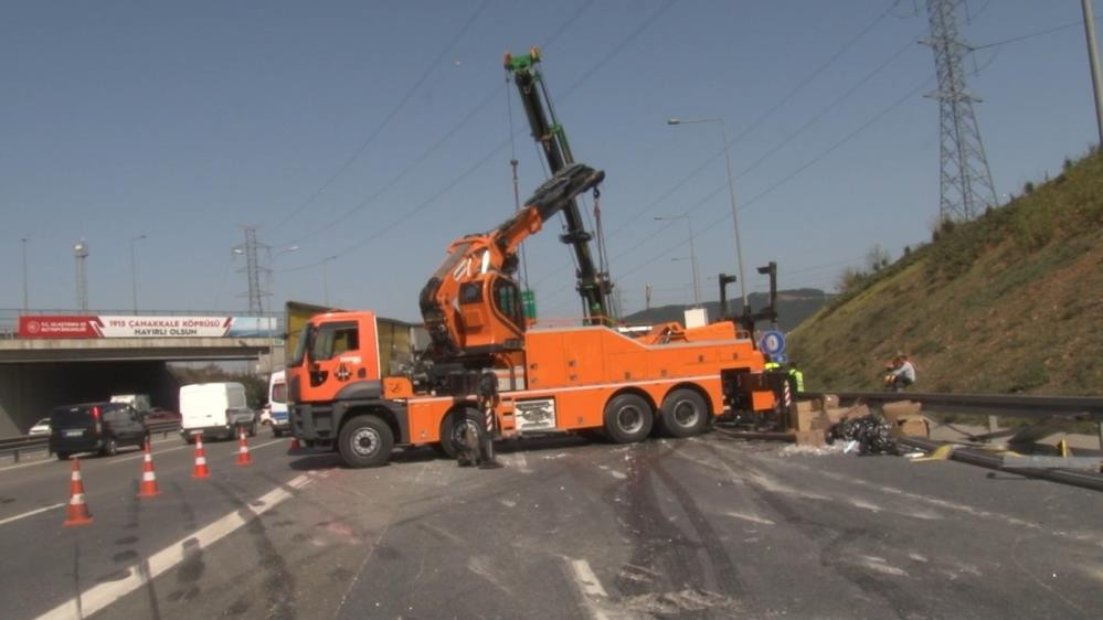 İstanbul TIR'ın dorsesindeki iş makinesi otoyola düştü - Resim : 3
