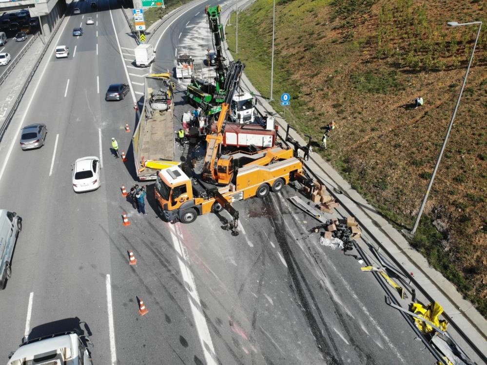 İstanbul TIR'ın dorsesindeki iş makinesi otoyola düştü - Resim : 6