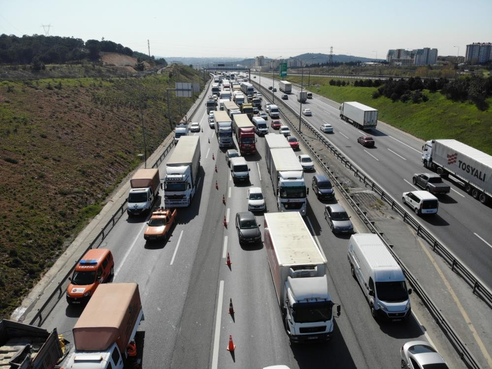 İstanbul TIR'ın dorsesindeki iş makinesi otoyola düştü - Resim : 7