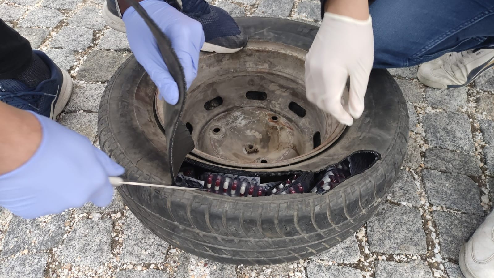 Araç yedek lastiğine saklanmış bin 386 hap ele geçirildi - Resim : 1