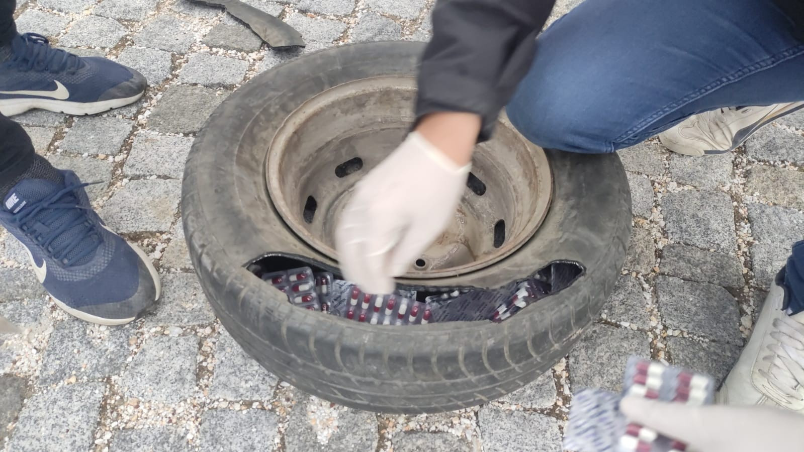 Araç yedek lastiğine saklanmış bin 386 hap ele geçirildi - Resim : 4