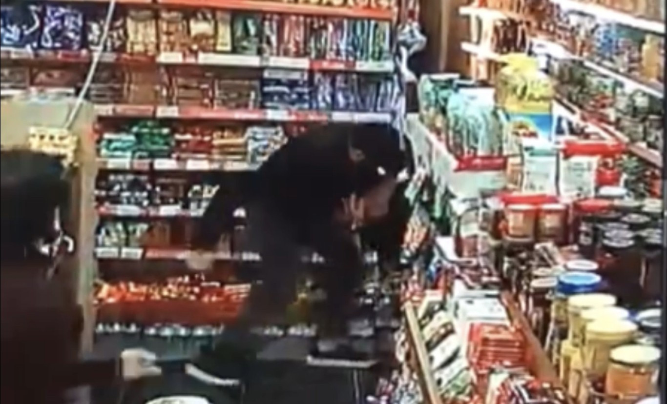 Arkadaşını öldüresiye döven gruba silahla saldırdı. O anlar anbean kameralara yansıdı - Resim : 1